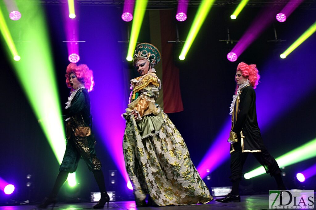 Evento Drag Queen, tres personas sobre el escenario con instalación de luz y sonido.