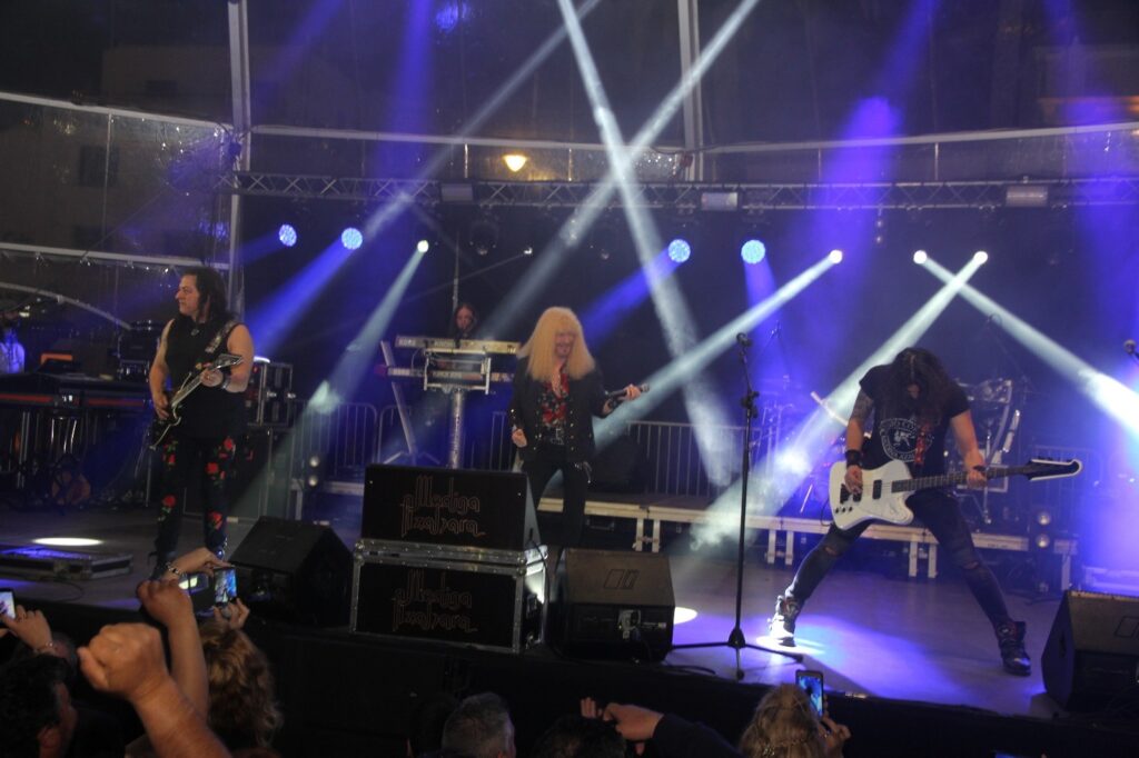 Grupo rock sobre el escenario con instalación de luces y sonido.