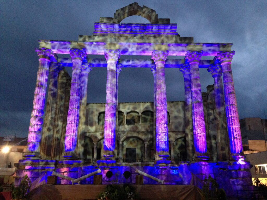 Iluminación arquitectónica en el Templo de Diana.